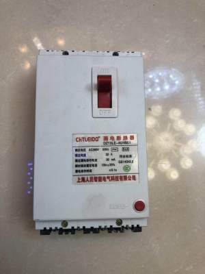 Plastic case annual circuit breaker three phase four wire 32A