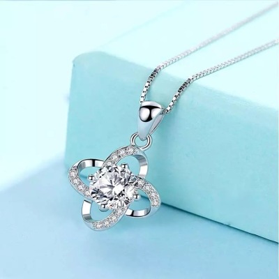 Necklace female four-leaf clover Japanese and Korean fashion simple clavicle chain student pendant first jewelry to send girlfriend bestie