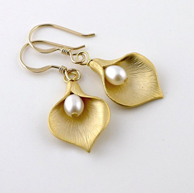 Rongyu hot style Korean version flower pearl pendant earrings fashion creative lady petal earrings eardrop