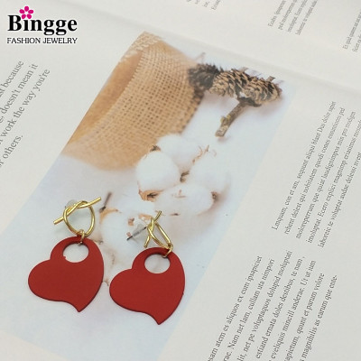 Gold heart-shaped earrings red heart pendant European, American, Japanese and Korean design sense of senior earrings with women