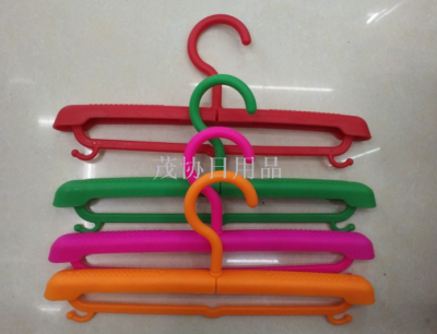 Plastic telescopic hanger shoulder skid resistant hanger TV shopping product