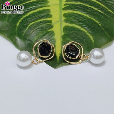Fashion joker simple metal black earrings with white pearl pendant cool style female European and American foreign trade