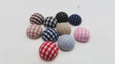 The semi - finished products of anti - aircraft gun bag buttons with hole, plush grid are 1.3 cm