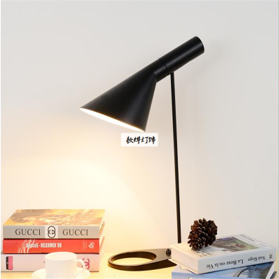 Creative living room study bedroom bedside lamp postmodern contracted European style iron decoration simple desk lamp