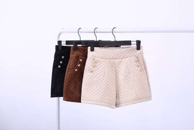 Ili wei autumn velveteen shorts with six buttons are versatile