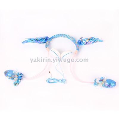 Web celebrity with a pinching will move the cute rabbit ears cartoon angel wings students wearing headphone wire control