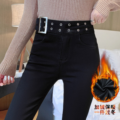 A new Korean fashion line of tight nine - point trousers with irregular buttons and small feet has become fashionable for women in autumn and winter of 2019
