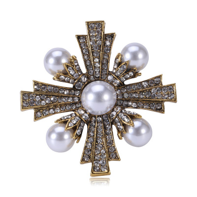 Europe and the United States wind cross - border hot shot accessories retro exaggerated pearl crystal cross brooch manufacturers direct spot