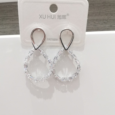 S925 silver needle oval earrings are simple, fashionable and of high quality