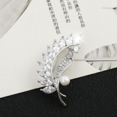The 2018 Korean version of fashion and temperament versatile pearl micro zircon-set dress brooch brooch female manufacturers direct