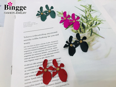 Small Daisy petals multi-color spring and summer spray paint four-leaf indistinguishable female douyin web celebrity yiwu bin case jewelry manufacturers