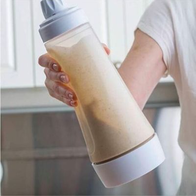 Shake the flour batter by hand and stir the soft flagon of transparent mini pancake flagon from Europe and America. Squeeze the cream flagon with the kitchen baking tool