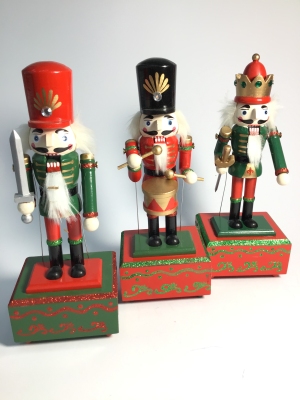 Christmas decorations, nutcracker, king's soldier, european-style music box, music box, gift box, window display