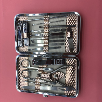 An 18-piece electroplated beauty manicure and nail manicure kit