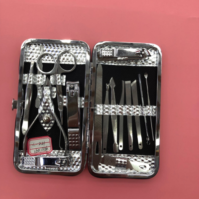 A 15-piece electroplated beauty manicure and nail manicure kit