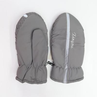 For women with a Manufacturer sells skis gloves o waterproof, cold - proof, warm and is suing skis