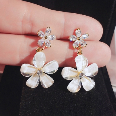 925 Silver Needle Pure and fresh girl heart flower Nail simple Cold wind Florets Earring Korea temperament earring female temperament