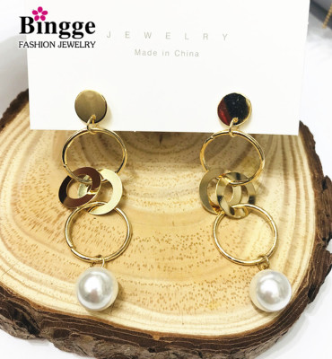 American and American aureate metallic Circle goes all out Pearl Earring temperament is cool breeze Simple Sense Small crowd design feels Web celebrity individual character