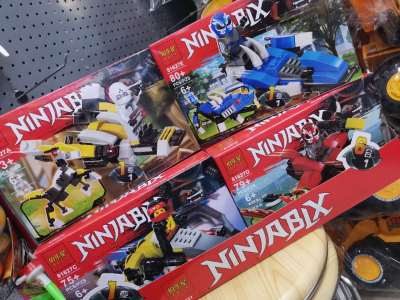 \\\"9.9 Yuan Exclusive sale\\\" is a popular street stall to assemble Lego blocks, a number of mixed pack boys and children Educational toys