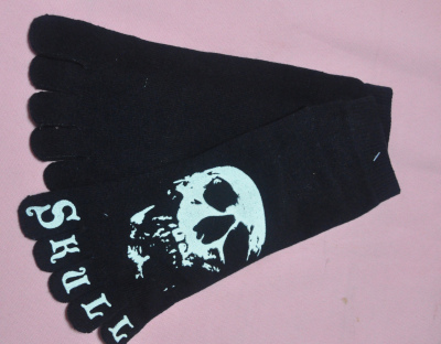 Please note that all-cotton men's five-finger socks anti-skinding skull printing is not available to make to order