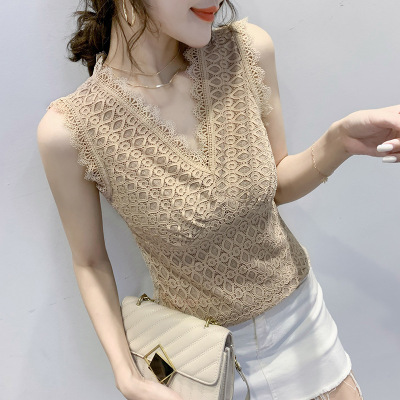 For women, this Summer 2020 will be a versatile, loose-fitting, Korean version of the sleeveless top
