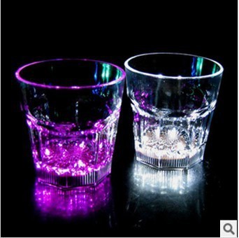 Manufacturers specializing in the production of water induction beer glass new strange luminous glass luminous star star glass luminous whiskey