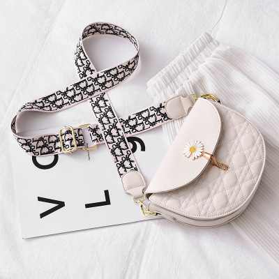 Tiktok White All-Matching Fashionable Elegant Women's Messenger Bag PU Leather Solid Color Hardware Magnetic Buckle Shoulder Bag Women's