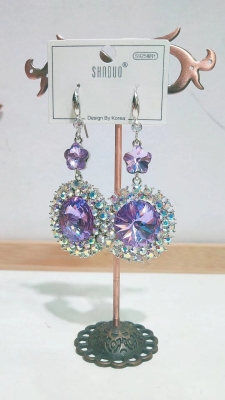 Swarovski Earrings Are Elegant and High-End. Gorgeous Lady Section