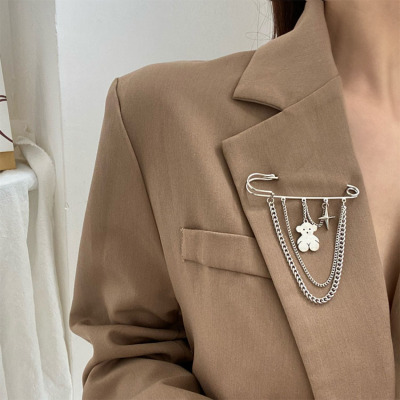 Bear Chain Brooch Fashion Personality Versatile Pin Internet Celebrity Ins Design Suit Cold Style Accessories Safety Pin