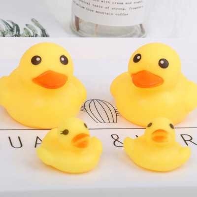 Medium and Small Size Small Yellow Duck Bath Toys Children's Beach Water Playing Little Duck Squeeze and Sound Sounding Toys