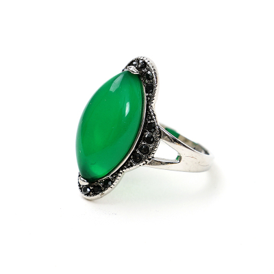 New Retro Noble Temperament Simulation Green Chalcedony Garnet Big Stone Ring Female Imitation Thai Silver Popular Ring