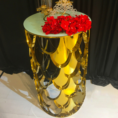 Modern style the shape of golden scales round dessert table