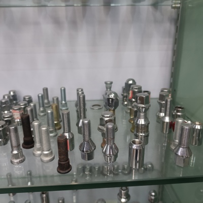 Car Tire Nuts/Nuts/Bolts of Various Sizes