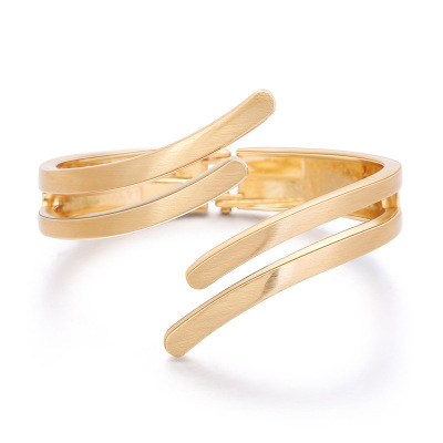 European and American Popular Wide Edge Symmetrical Geometric Lines Gold Plated Ladies' Bracelet Fashion Item Golden Bracelet Factory Wholesale