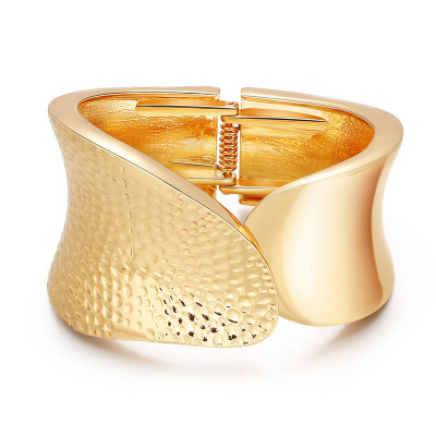 European and American Summer Popular New Gold-Plated Bracelet Leaf Shape Asymmetric Unilateral Polka Dot Embossed Wide-Brimmed Bracelet