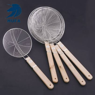 Kitchen and Restaurant Stainless Steel Wire Strainer Wooden Handle Oil Leakage Grid Reinforced Thick Hot Pot Slotted Ladle Fried Noodles Strainer Fishing Dreg Screening