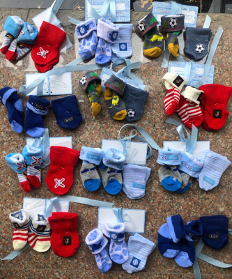 21 New Baby Gift Box a Pair of Socks + a Pair of Gloves