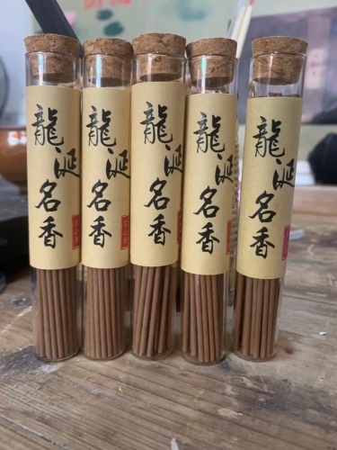 Name： dragon Mouth Famous Fragrance Hollow Fragrance
Ingredients： Dragon Mouth Face Powder， natural Nanmu Face Powder 