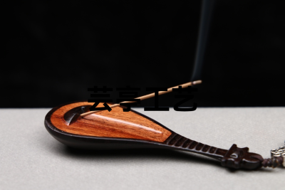 New [Celebration]
Creative and Classical Pipa Incense Holder Pendant
Size: 9.6*3.8
Material: Africa Rosewood