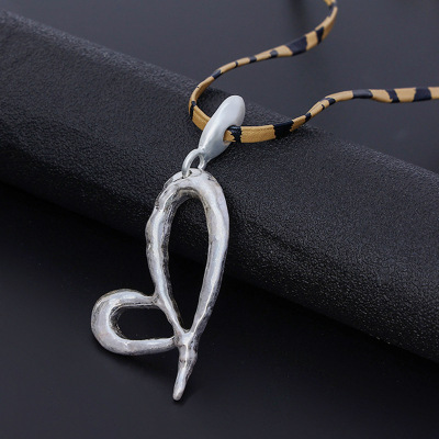 2021 Autumn and Winter New Necklace European and American Retro Peach Heart Advanced Ins Style Sweater Chain Ladies Alloy Long Necklace