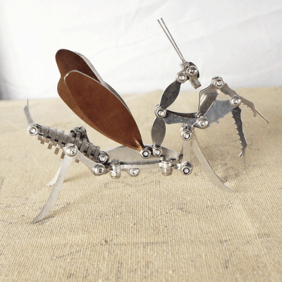 One Piece Dropshipping Handmade Hand and Foot Foldable Metal Crafts Mantis Model Ornaments SMG Mantis Model