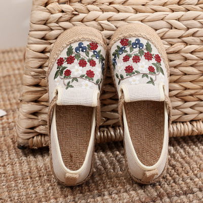 Women's Shoes Ins Fashionable Shoes Internet Celebrity 2022 New Ethnic Style Embroidered Shoes Low-Cut Low-Top Old Beijing Cloth Shoes in Stock