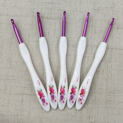 Factory Direct Sales Knitting Tools New Small Curved Handle Printing Thick Rose Red Aluminum Crochet Set of 8 Pieces