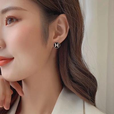 2022 New Diamond Sterling Silver Needle H Alphabet Letter Earrings Graceful Online Influencer Simple Earrings Non-Piercing Ear Clip