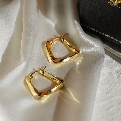European and American Ins Elegant Earrings Light Luxury Female Stud Earrings Creative Sense Smart Fashion Retro Copper Plated Gold Earrings