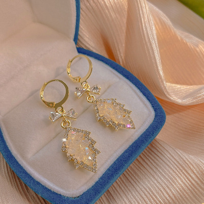 Unique Crystal Leaves Ear Clip Earrings High-Grade Light Luxury Earrings Suitable for round Faces 2022 New Female Temperament Socialite