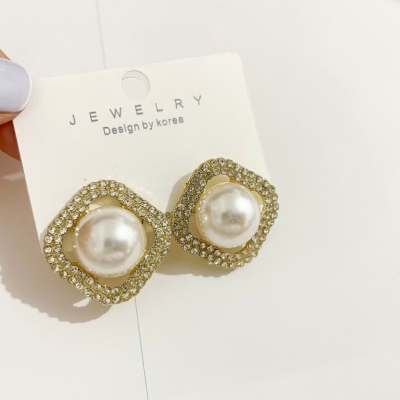 Korean Retro Baroque Pearl Geometric Ear Studs Female French Entry Lux Elegant High-Grade Sense Personalized Earrings Fashion