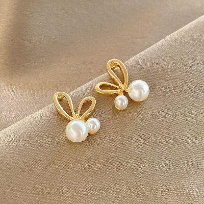 Niche Design Love Heart Stud Earrings Female Online Influencer Ins Trendy Pearl Earrings Small and Personalized All-Match Earrings Wholesale