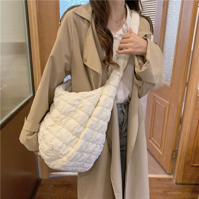 Bag Autumn and Winter New Cloud Pleated Big Bag Female Casual Cool Lightweight and Large Capacity Dumpling Bag Messenger Bag Commuter