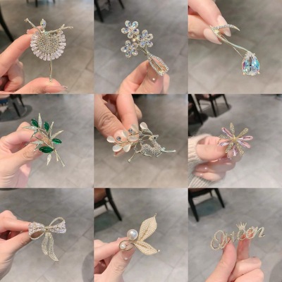 2022 New Fashion Deer Brooch Simple Temperament Suit Pin Fixed Clothes Safety Pin Cat's Eye Rhinestone Corsage